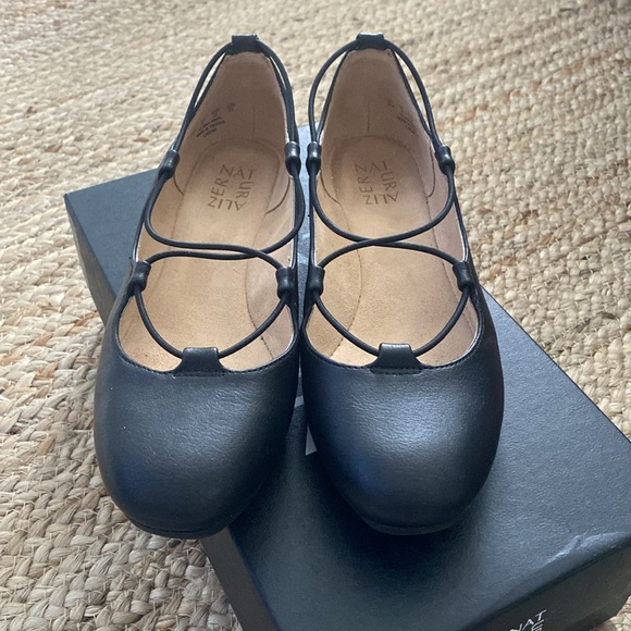 Naturalizer Carah Lace-Up Flats - Picture 2 of 7